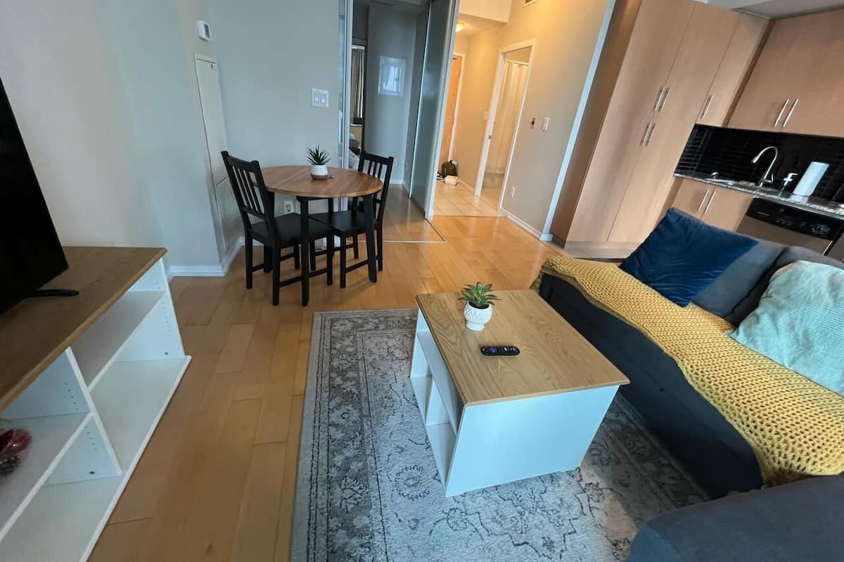 Condo clásico | Área de sala de estar | Smart TV, Netflix y servicios de streaming