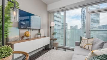 Kondominium Khas | Area keluarga | Smart TV, Netflix, dan layanan streaming