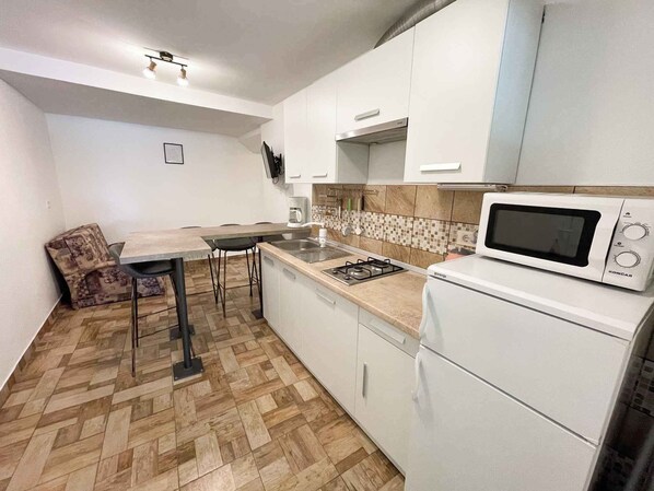 Fridge, microwave, oven, stovetop