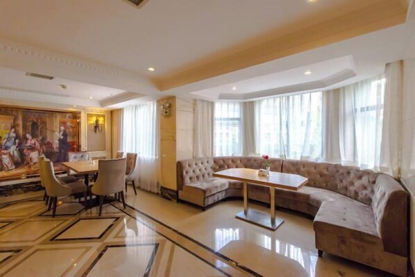 Lobby lounge - Holiday Inn Guilin Windsor (Lingui Wanda Plaza Liangjiang Airport) (Guilin)