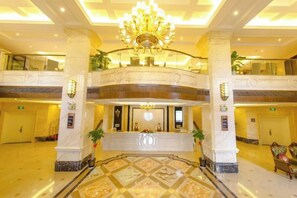 A grand lobby with a central reception desk, marble flooring, and a chandelier. - Holiday Inn Guilin Windsor (Lingui Wanda Plaza Liangjiang Airport) (Guilin)