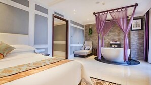 Een slaapkamer met een groot bed, een stoel, een badkuip en een douchegordijn.