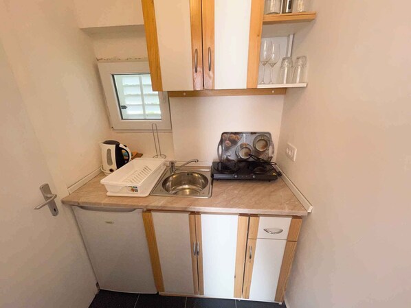 Kjøleskap, kokeplater, brødrister og kjøkkenutstyr