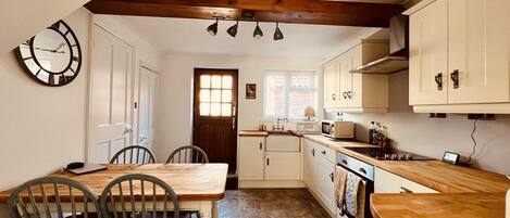 Cottage | Private kitchen | Fridge, microwave, oven, stovetop