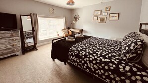 A bedroom with a bed, dresser, mirror, and a window with curtains. - Capella Cottage, 2 Bedroom, Sleeps 4 (Lincoln)