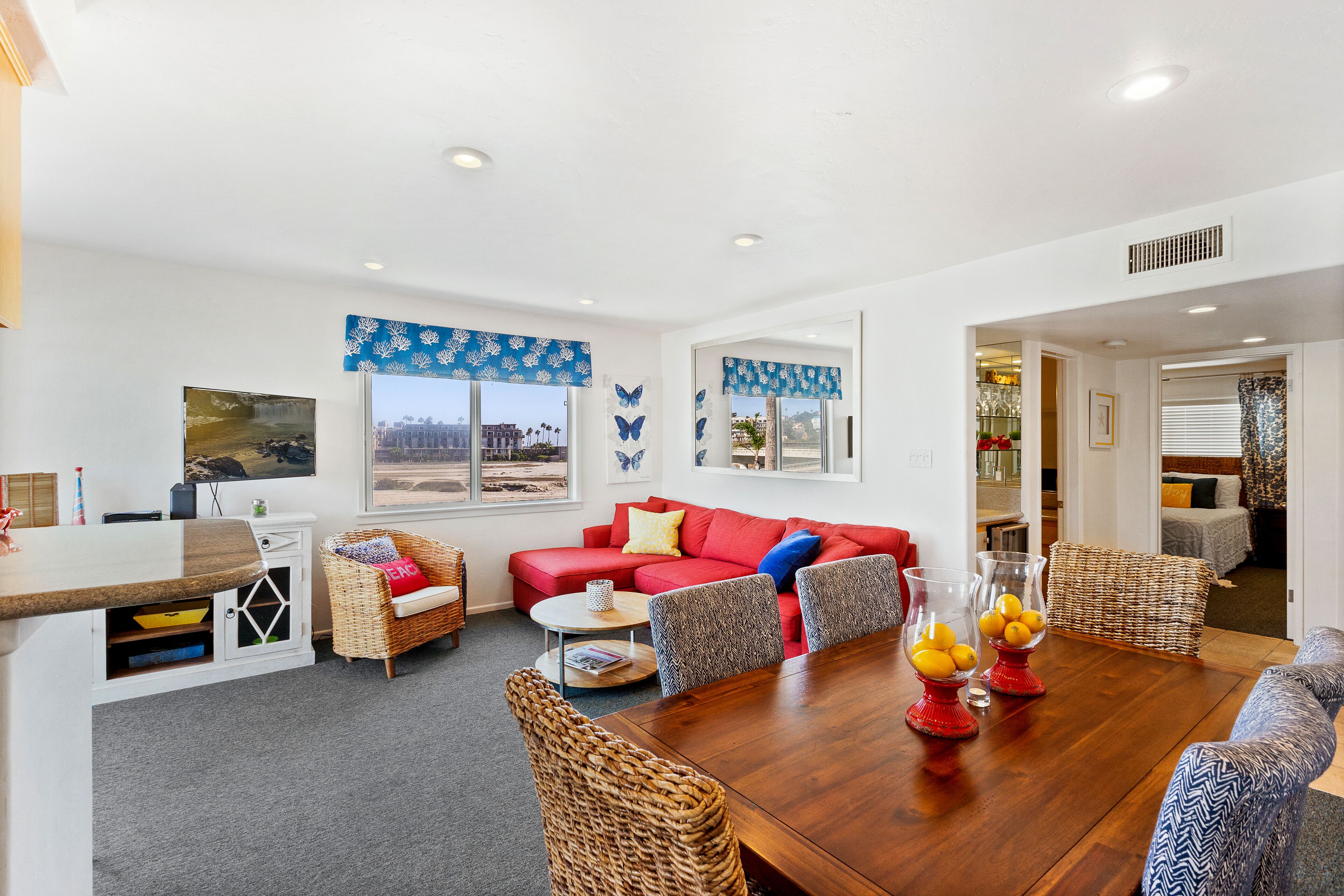 315B Steps away from the Harbor, Beach, Shops, Food - Top floor corner condo