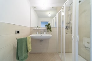 Duschwanne, Whirlpool, Haartrockner, Bidet