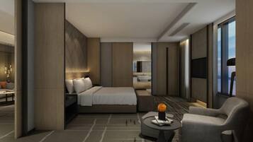 Une chambre d’hôtel moderne dotée d’un grand lit, d’un coin salon avec une table basse et offrant une vue sur la ville grâce à de grandes fenêtres.