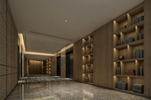 Un couloir avec des étagères en bois, un sol carrelé et un plafond au design moderne.