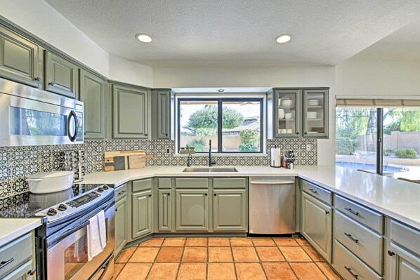 Fridge, microwave, stovetop, dishwasher