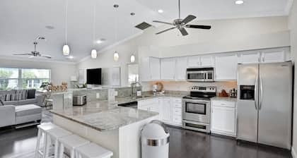 Amazing retreat w/great location, WiFi, pool/spa, horseshoes, enclosed backyard