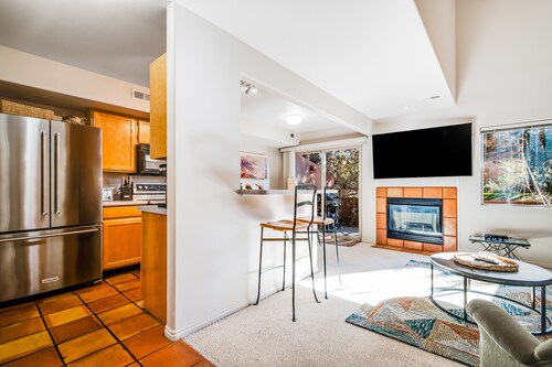 Cozy, Family-Friendly Townhouse with Free WiFi & a Seasonal Shared Pool & Spa