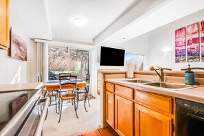 Fridge, microwave, oven, stovetop - Cozy, Family-Friendly Townhouse with Free WiFi & a Seasonal Shared Pool & Spa (Moab)