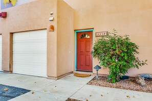 Exterior detail - Cozy, Family-Friendly Townhouse with Free WiFi & a Seasonal Shared Pool & Spa (Moab)