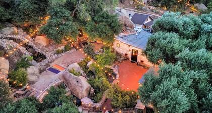 Private Romantic Escape, Hidden Gem w/ Hot Tub, and Waterfall