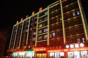 A multi-story hotel with illuminated signage and multiple floors. - Sunshine Hotel (Yuncheng Wanda Plaza Central Hospital) (Yuncheng)