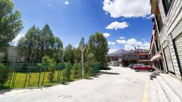 مواقف سيارات مجانية