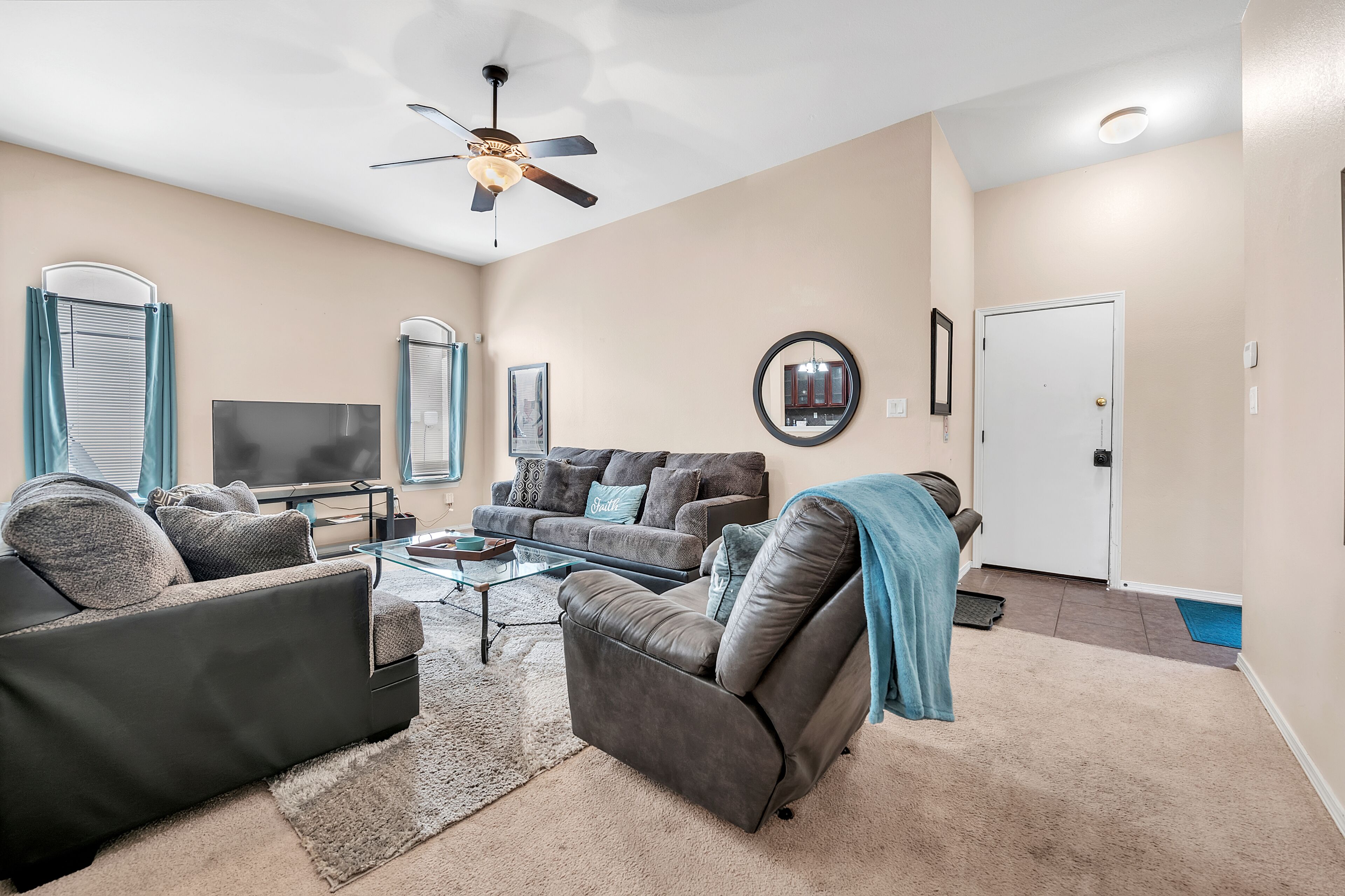 Comfy, Classy Home, Close To Bars, & Dining
