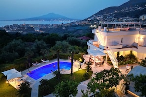 A heated pool, pool loungers - MyExclusiveItaly - Luxury Villa in Sorrento Coast Swimming Pool & View (Vico Equense)