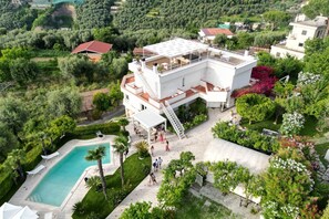 A modern villa with a rooftop terrace, a swimming pool, and lush garden surroundings. - MyExclusiveItaly - Luxury Villa in Sorrento Coast Swimming Pool & View (Vico Equense)