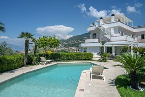 A heated pool, pool loungers - MyExclusiveItaly - Luxury Villa in Sorrento Coast Swimming Pool & View (Vico Equense)