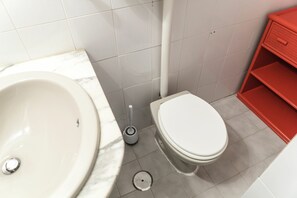 Shower, hair dryer, bidet - Beautiful  villa for 4 guests with WIFI, A/C, TV, patio and panoramic view, close to Civitavecchia (Santa Marinella)