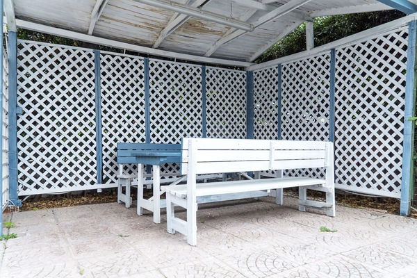 Gebäude, Möbel, Eigentum, Tabelle, Holz, Pflanze, Schatten, Textil, Rechteck, Couch