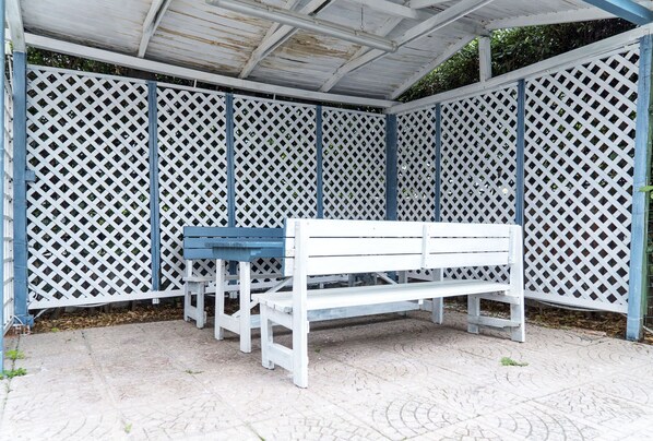 Property grounds - Beautiful  villa for 4 guests with WIFI, A/C, TV, patio and panoramic view, close to Civitavecchia (Santa Marinella)