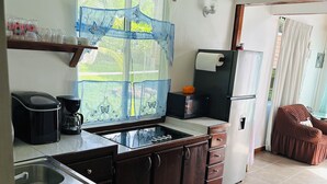 Eine Küche mit Herd, Spüle und Kühlschrank.