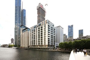 Exterior - Canary Wharf 1BR aprt, 5m to Sth Q DLR & 6 Min to CW stn, by Blueground (London)