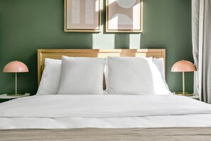 1 dormitorio, tabla de planchar con plancha, wifi y ropa de cama