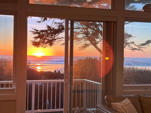 Sunset Hideaway ~ Oceanfront across from the beach, 14 min walk to restaurants
