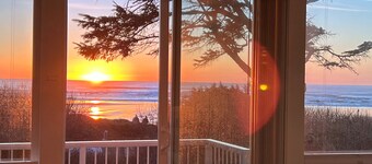 Sunset Hideaway ~ Oceanfront across from the beach, 14 min walk to restaurants
