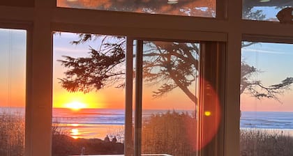 Sunset Hideaway ~ Oceanfront across from the beach, 14 min walk to restaurants