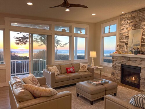 Sunset Hideaway ~ Oceanfront across from the beach, 14 min walk to restaurants
