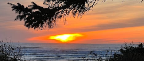 Na praia, espreguiçadeiras, toalhas de praia 