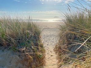 På stranden, solstolar och strandhanddukar