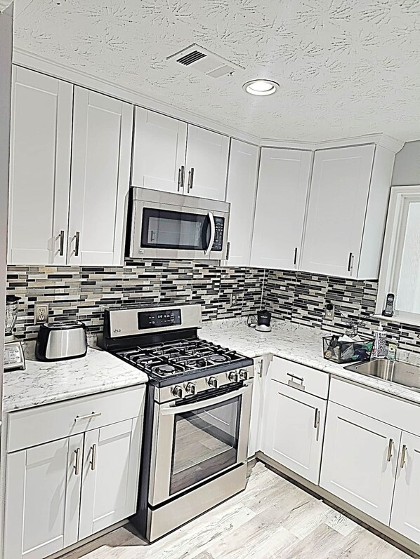 Jääkaappi, mikroaaltouuni, uuni, liesi