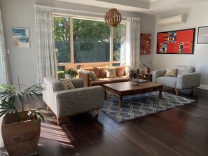 Living area - Luxurious house, private heated pool - 4km from Hagley Park (Christchurch)