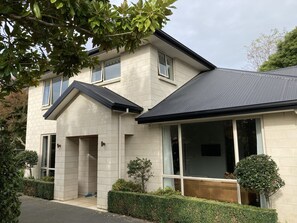 Exterior - Luxurious house, private heated pool - 4km from Hagley Park (Christchurch)