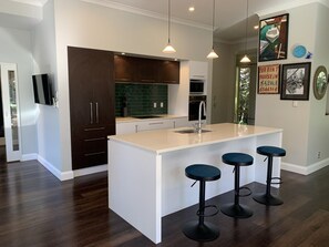 Private kitchen - Luxurious house, private heated pool - 4km from Hagley Park (Christchurch)