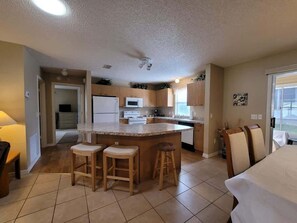 Kylskåp, mikrovågsugn, ugn och spishäll