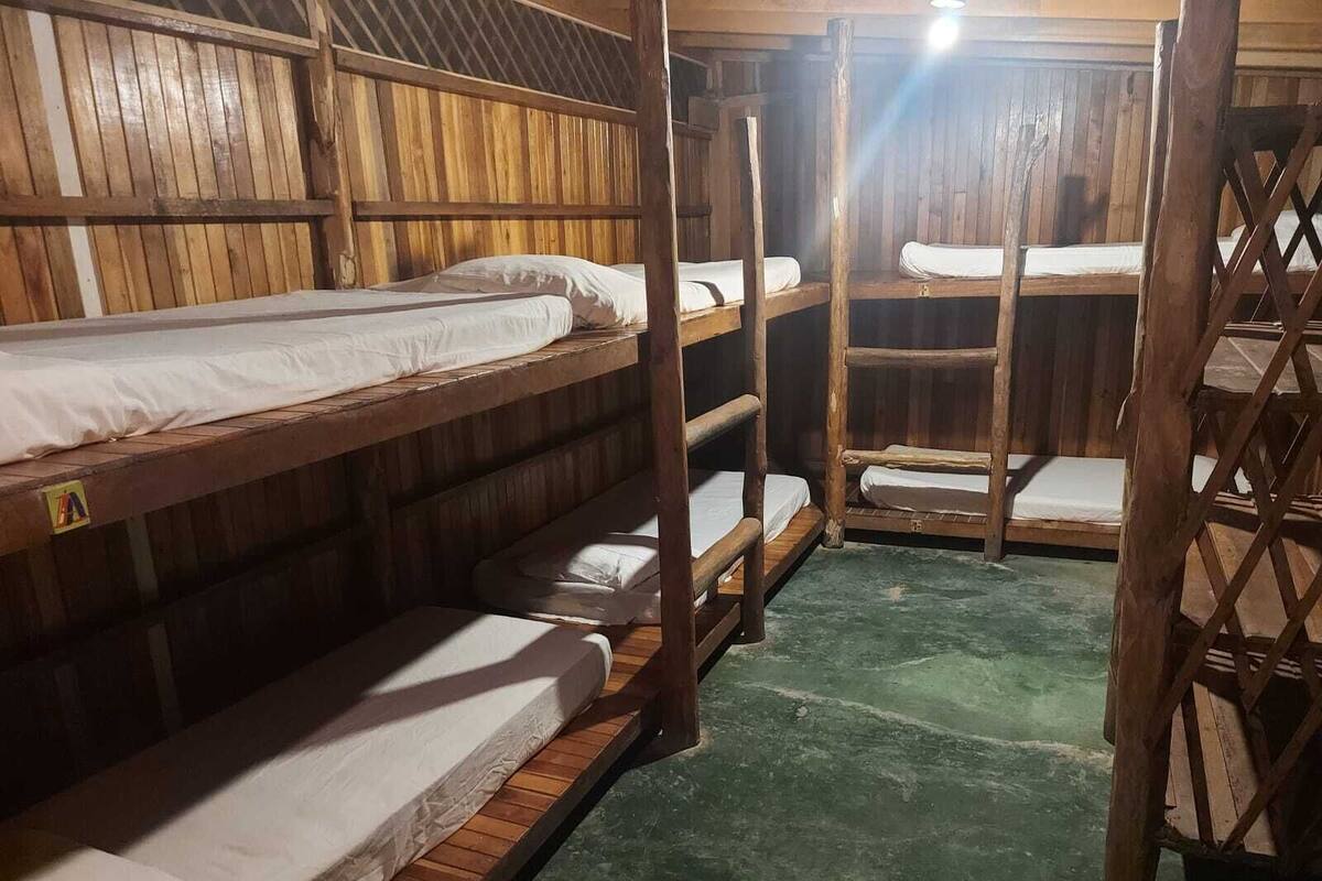 Shared Room 6 Single Beds - Shared Bathroom