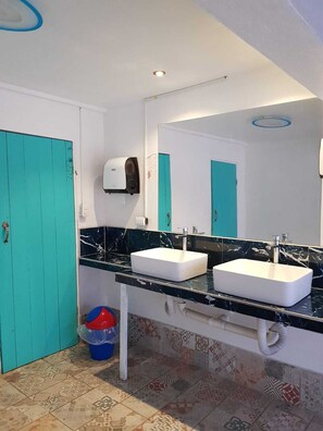 Shower, towels - Hotel Puerto Viejo (Cahuita)