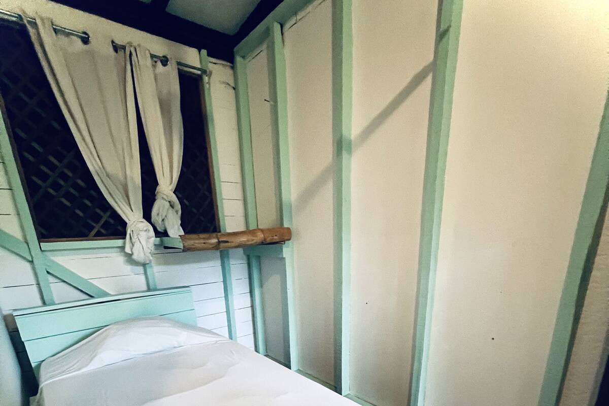 Private Single Bed - Shared bathroom
