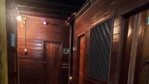 Private 3 Singles - Shared Bathroom | Bathroom | Shower, towels - Hotel Puerto Viejo (Cahuita)