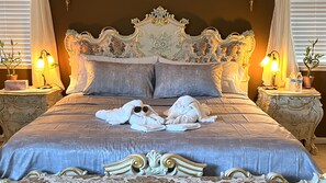 Une chambre à coucher luxueuse, avec un lit somptueux, des tables de chevet assorties et des lampes décoratives.