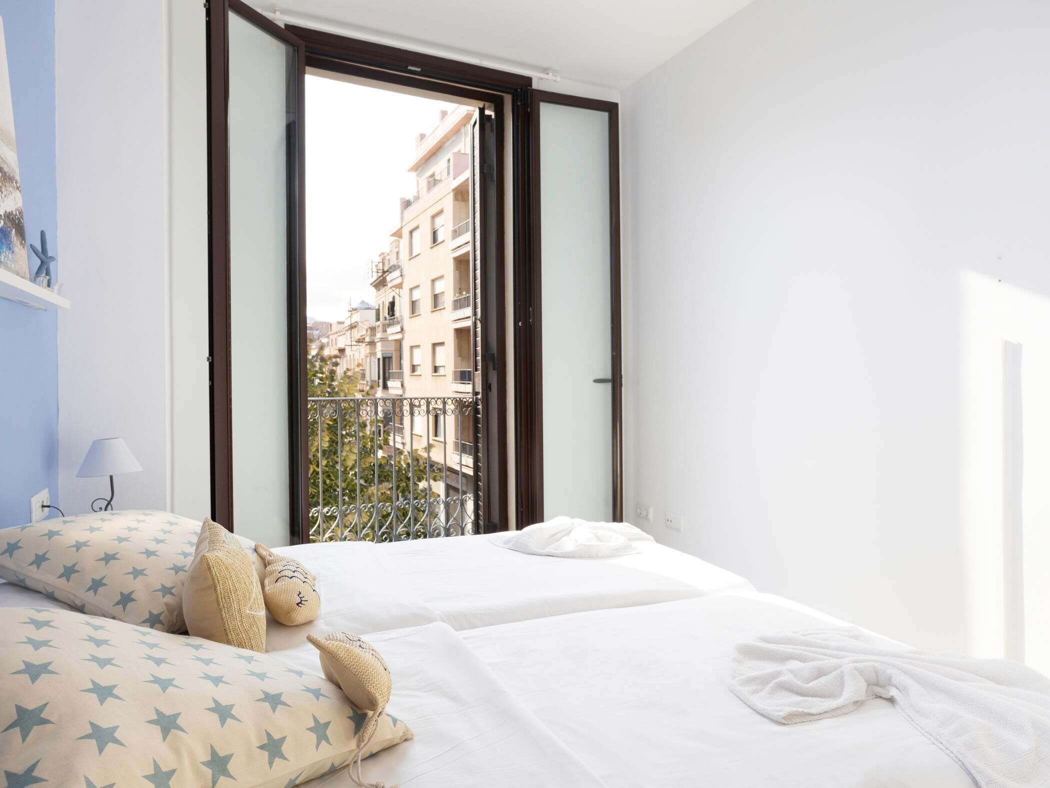 2 多间卧室、熨斗/熨衣板、上网接入、床单