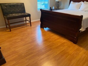 2 عدّة غرف نوم ومكواة/لوح كي وواي فاي مجانًا وملاءات أسرّة