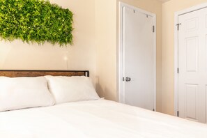 2 habitaciones, escritorio, tabla de planchar con plancha y internet 